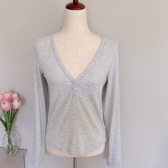 *Like New* AE Light Gray V-Neck Henley - Picture 1 of 6